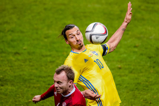 Sveriges Zlatan Ibrahimovic och Danmarks Lars Jacobsen i en