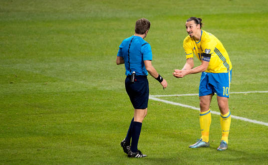 Sveriges Zlatan Ibrahimovic och domare Nicola Rizzoli