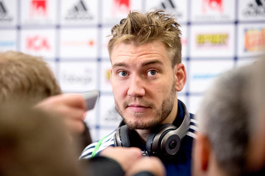 Danmarks Nicklas Bendtner i mixed zone