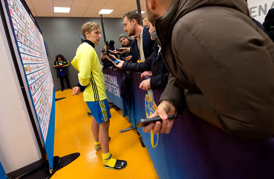 Sveriges Emil Forsberg i mixed zone
