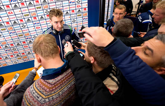 Danmarks Nicklas Bendtner i mixed zone
