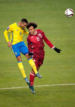 Sveriges Martin Olsson och Danmarks Martin Braithwaite