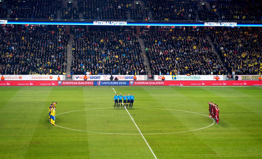 Tyst minut innan fotbollsmatchen i EM-kvalets playoff