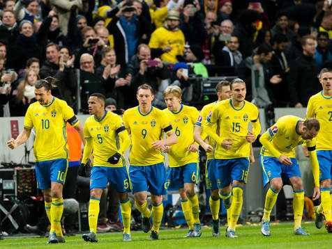 Sveriges Zlatan Ibrahimovic (v) firar 2-0 med lagkamrater