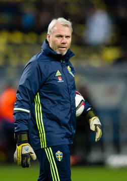Sveriges målvaktstränare Lars Eriksson på uppvärmningen