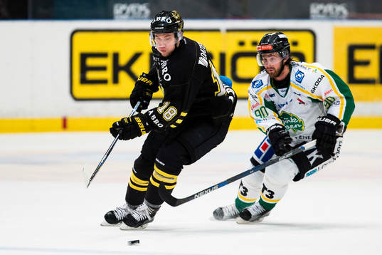 s Andreas Hjelm i kamp om pucken med Björklövens Alex