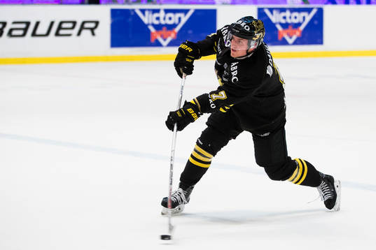 s Filip Olsson med ett skott