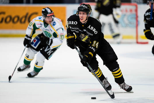 s Elias Edström med pucken
