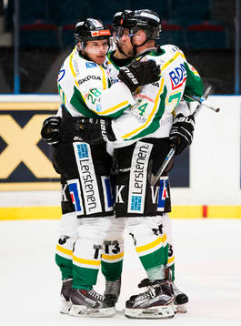 Björklövens Lucas Sandström och Stefan Öhman gratulerar