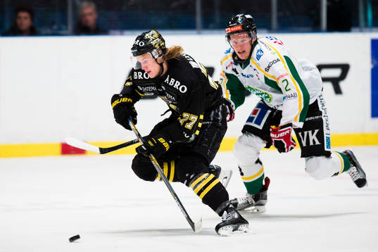 s Jacob Spångberg jagas av Björklövens Lucas Sandström