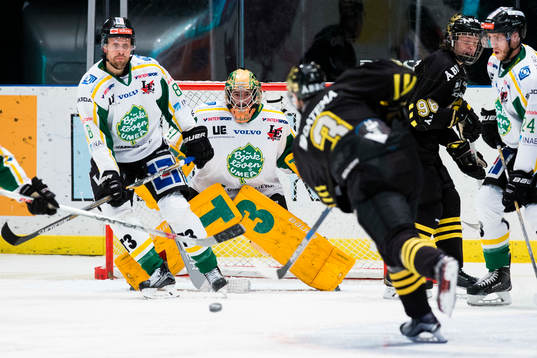 Björklövens målvakt Kevin Lindskoug vänar på pucken