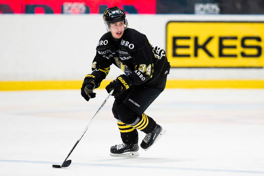 s Michael Lindqvist med pucken nunder ishockeymatchen i