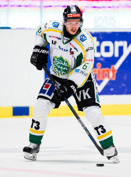 Björklövens Kim Karlsson  med pucken