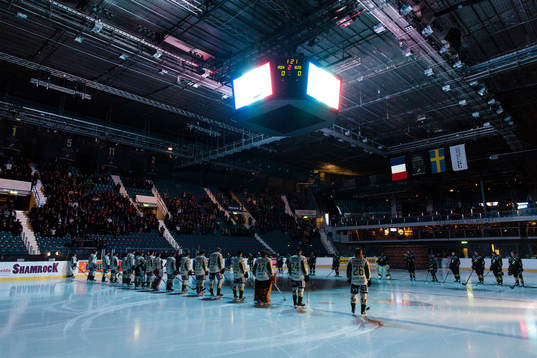 Spelarna ställer upp för en tyst minut innan