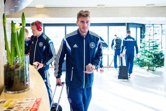 Danmarks Nicklas Bendtner ankommer till spelarhotellet