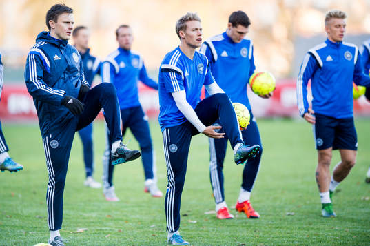 Danmarks William Kvist och Viktor Fischer värmer upp
