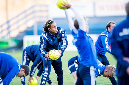 Danmarks Yussuf Yurary Poulsen värmer upp