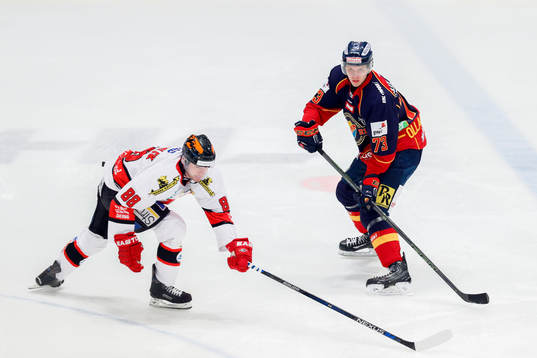 Örebros Jakub Petruzalek och Djurgårdens Adam Ollas
