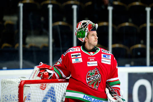 Modos målvakt Adam Reideborn deppar