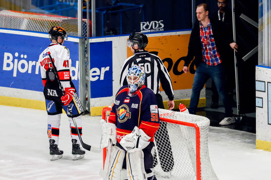 Örebros Joel Mustonen får matchstraff och lämnar isen