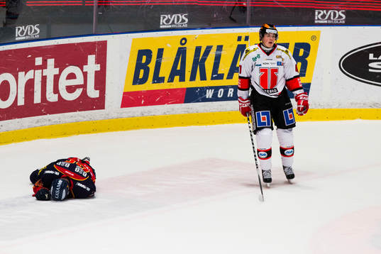 Djurgårdens Marcus Sörensen ligger ner på isen