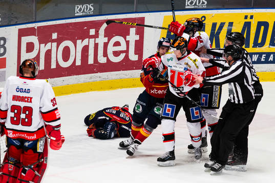 Djurgårdens Marcus Sörensen ligger ner på isen