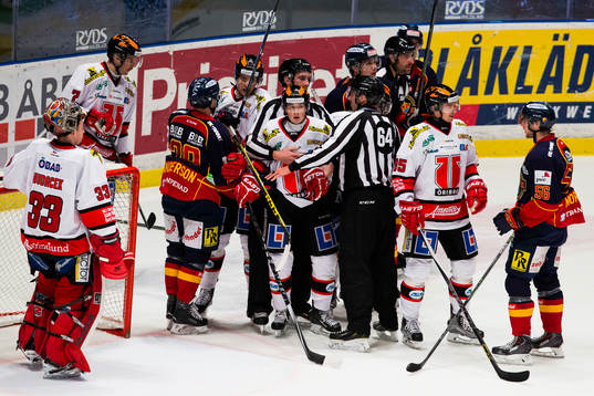 Örebros Joel Mustonen omringas av domare och spelare