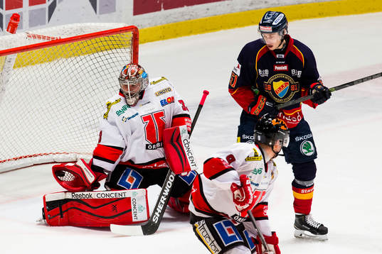 Örebros målvakt Julius Hudacek plockar pucken medan