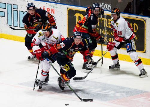 Örebros Marko Anttila i kamp om pucken med Djurgårdens