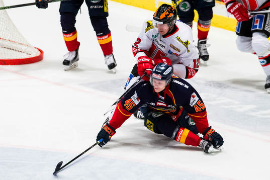Örebros Marko Anttila i kamp om pucken med Djurgårdens