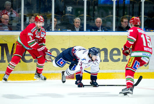 Modos Noah Welch, Linköpings Erik Brissle och Modos Bobby