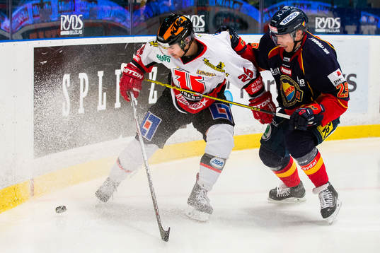 Örebros Martin Johansson i kamp om pucken med Djurgårdens