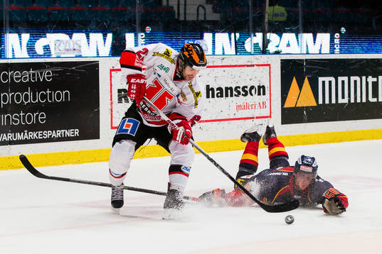Örebros Martin Johansson i kamp om pucken med Djurgårdens
