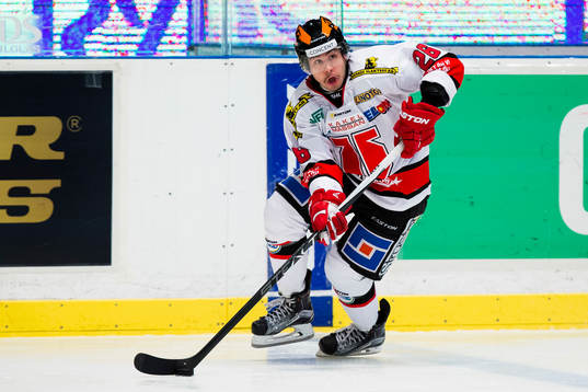 Örebros Greg Squires med pucken