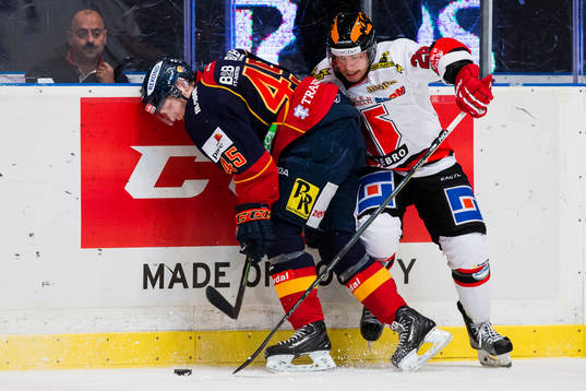 Djurgårdens Alexander Falk i kamp om pucken med Örebros