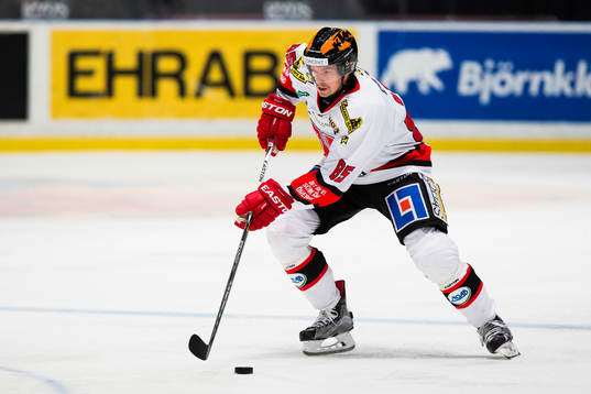 Örebros Kalle Olsson med pucken