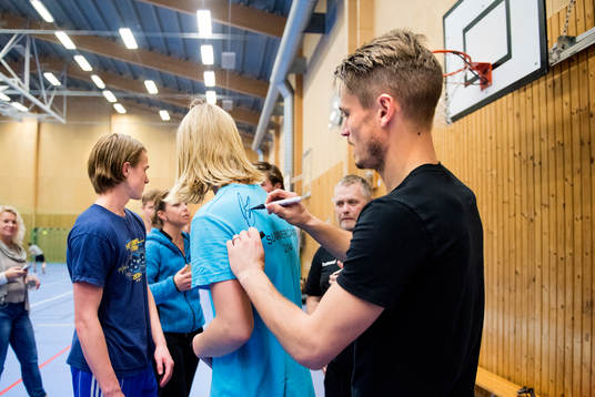 Malmö FFs Markus Rosenberg skriver autografer när han
