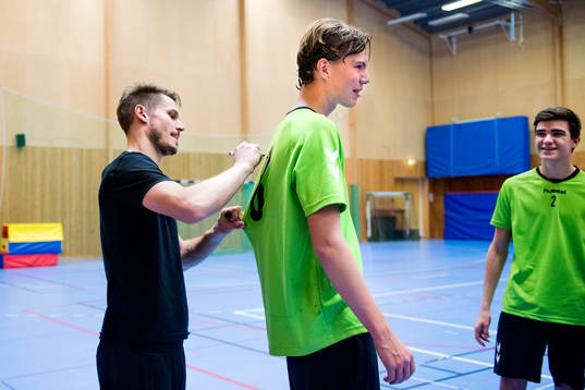 Malmö FFs Markus Rosenberg skriver autografer när han