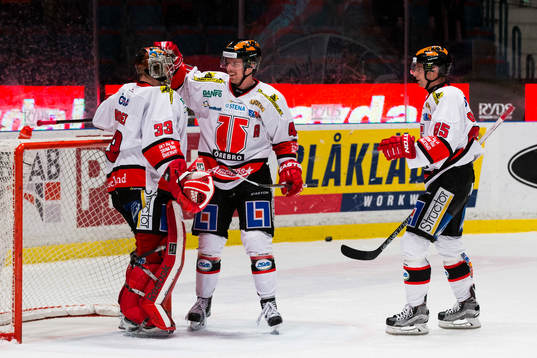 Örebros målvakt Julius Hudacek blir gratulerad till