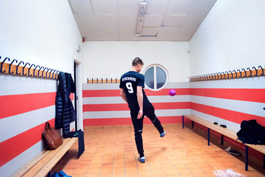 Malmö FFs Markus Rosenberg sparkar en boll i ett