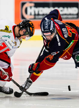 Örebros Martin Johansson och Djurgårdens Tobias Hage tekar