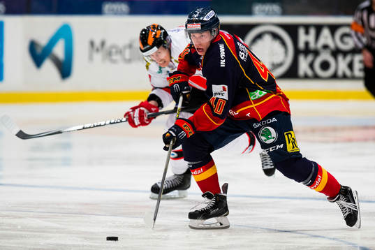 Örebros Marko Anttila jagar Djurgårdens Tomi Sallinen