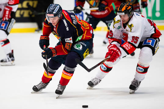 Djurgårdens Markus Ljungh i kamp om pucken med Örebros