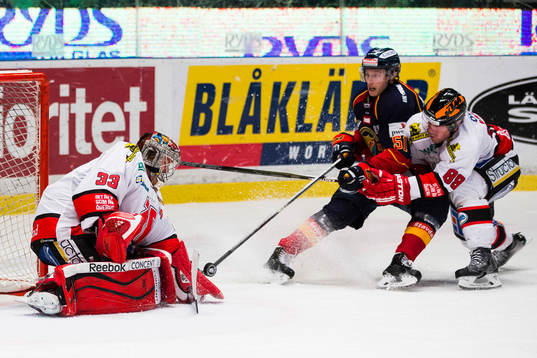 Örebros målvakt Julius Hudacek stoppar pucken innan