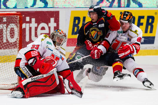 Örebros målvakt Julius Hudacek stoppar pucken innan