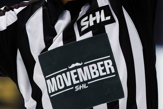 s logotyp för kampanjen Movember på en domartröja