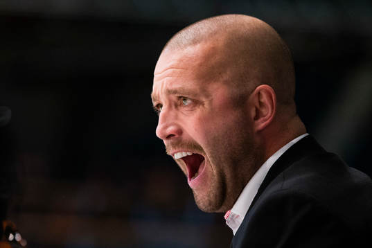 Örebros assisterande tränare Johan Tornberg reagerar