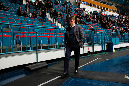 Djurgårdens tränare Hans Särkijärvi på väg till