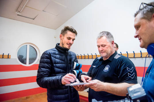 Malmö FFs Markus Rosenberg skriver autografer