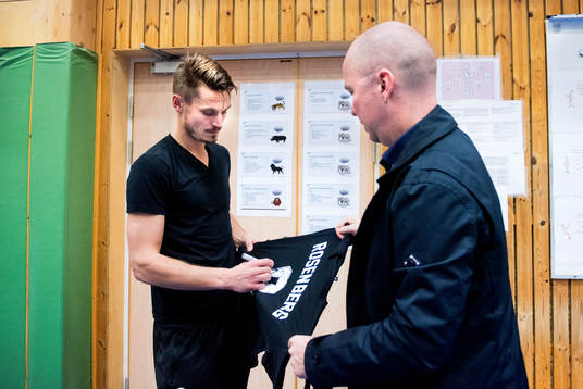 Malmö FFs Markus Rosenberg skriver autografer